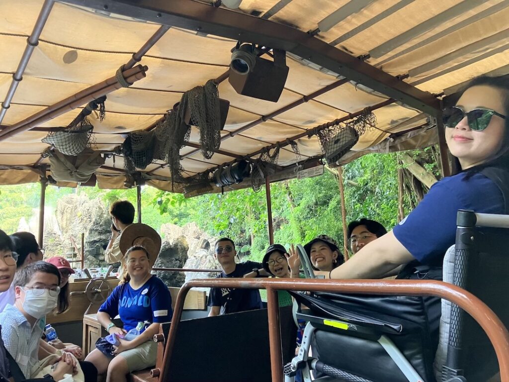 CareER會員一同體驗「森林河流之旅」的遊船活動。